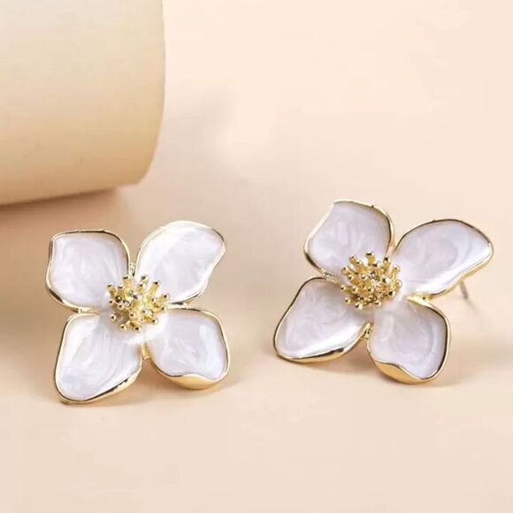 White flower stud earrings A653 - Picture 1 of 5